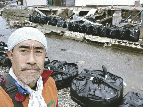 能登半島地震と記録的な大雨で被災した石川県輪島市に、ボランティアで訪れたなすびさん（今年１１月）＝本人提供