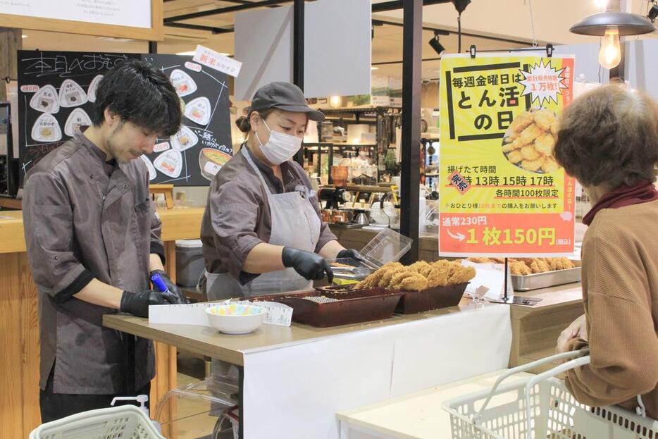 毎週金曜を「とん活の日」とし、とんかつの特売を始めた道の駅SORAIRO国上=燕市国上