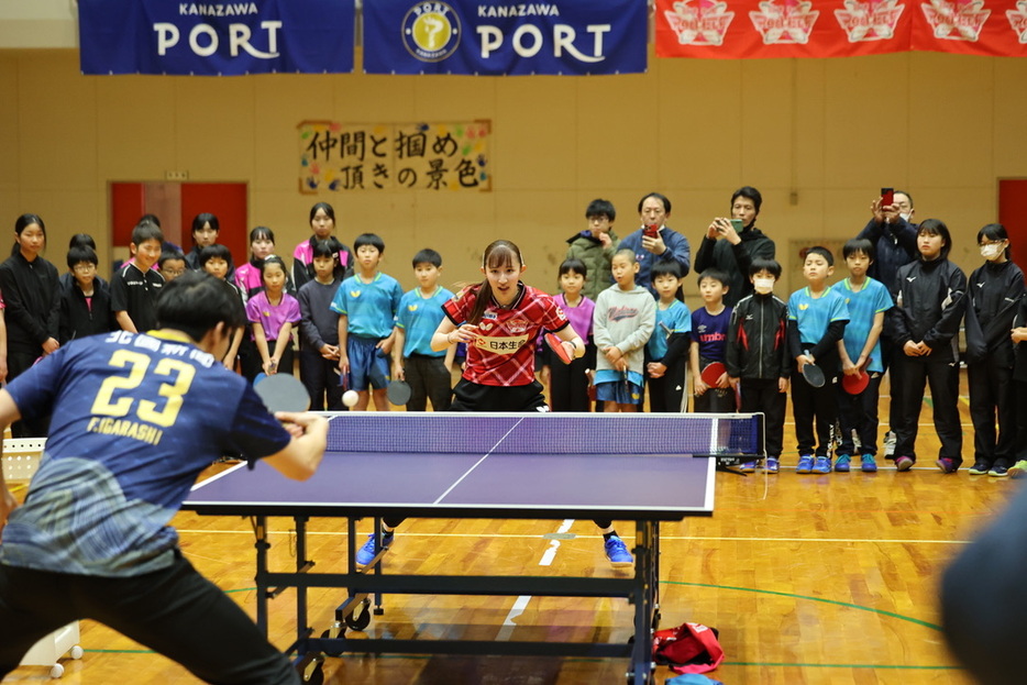 写真：早田ひな（日本生命レッドエルフ）と五十嵐史弥（金沢ポート）/撮影：ラリーズ編集部