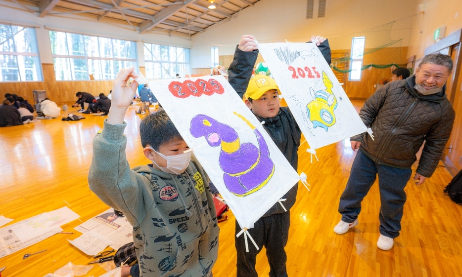 たこ作りを楽しむ児童ら＝7日、洋野町立角浜小