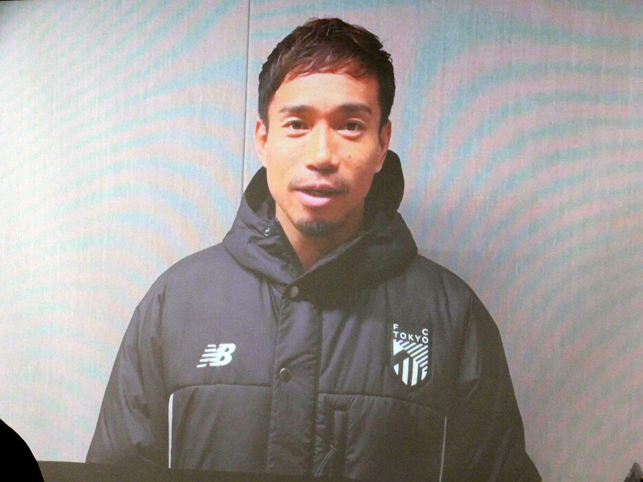 明大サッカー部の内定者会見にビデオメッセージを寄せた明大OBのFC東京・長友（カメラ・後藤　亮太）