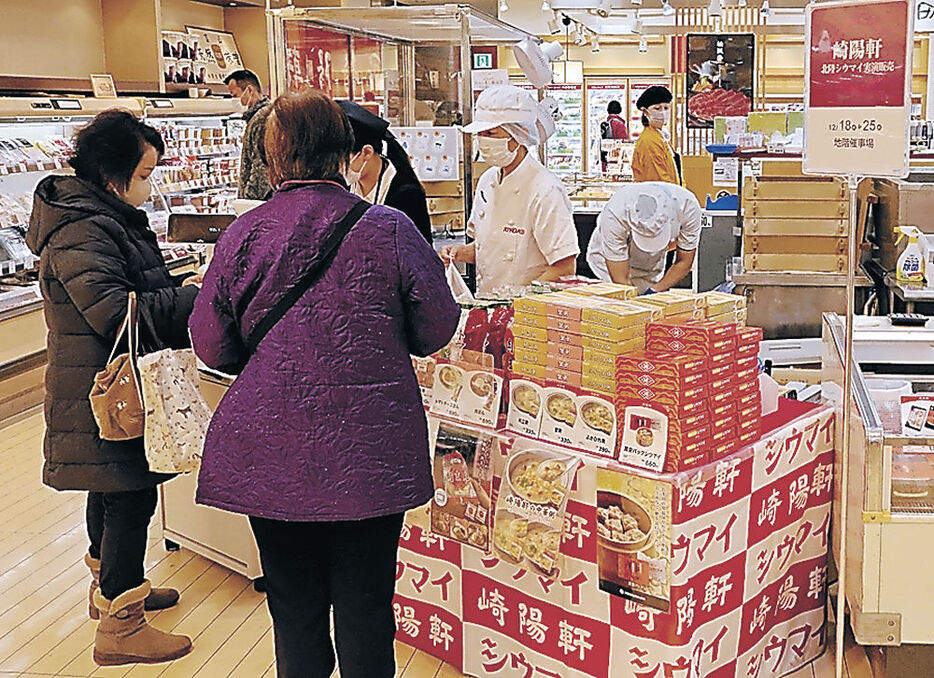 シューマイを買い求める来店客＝富山市の富山大和