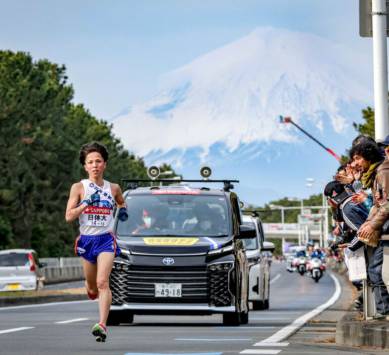 第１００回箱根駅伝の８区。富士山を背に力走した日体大の分須