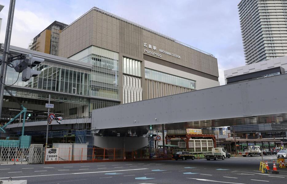 工事が進む、JR広島駅の新駅ビル2階に乗り入れる広島電鉄の路面電車の高架＝2024年11月