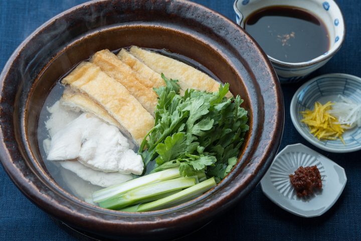 きつねうどんにアレンジもできる「おあげと鶏胸肉のひとり鍋」