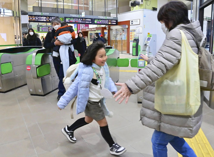 新幹線改札口では、出迎えに駆け寄る子どもの姿が見られた＝28日午前、JR福島駅