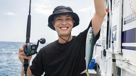 釣ってきた魚の下処理は大変で、家に持ち帰っても嫌な顔をされる…。そんなお困り事に目をつけたビジネスとは？（写真：IYO / PIXTA）