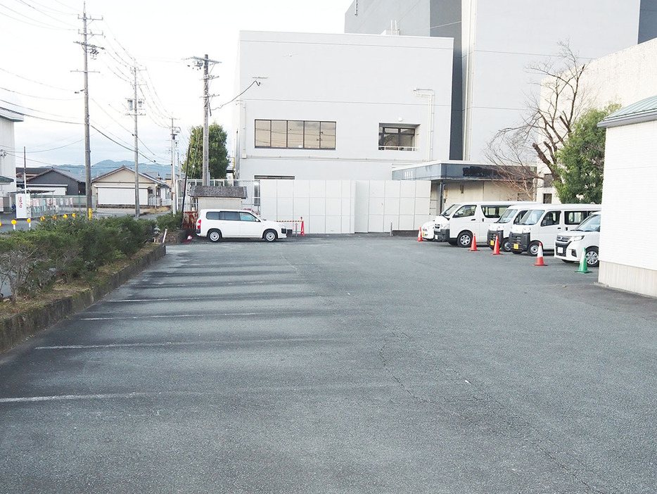 新たにトイレが設置される子ども支援研究センターの東側駐車場＝川井町で