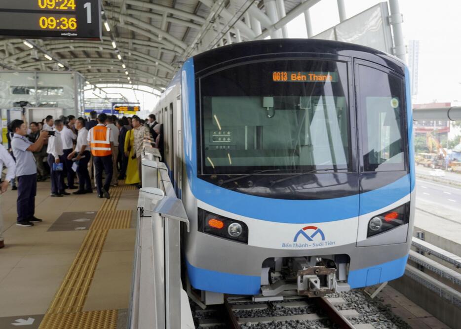 22日、ベトナム南部ホーチミンで高架駅に停車する車両（共同）