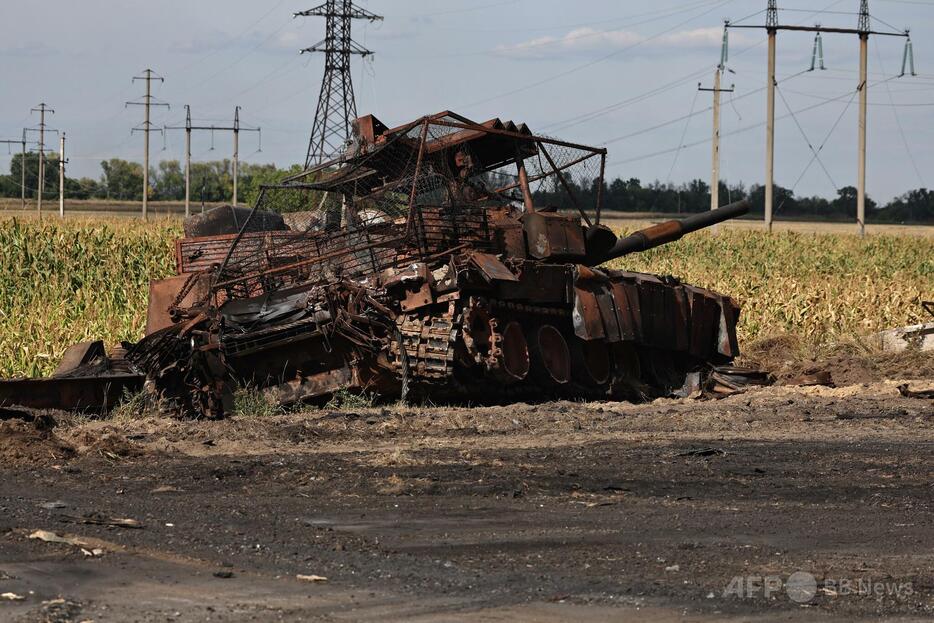 ウクライナが進撃したロシア西部クルスク州スジャ郊外に取り残されたロシア軍の戦車の残骸。ウクライナ主催のプレスツアーで（2024年8月16日撮影）。【翻訳編集】 AFPBB News