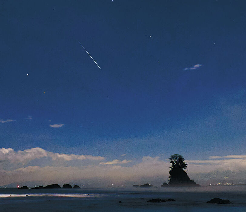 高岡市の雨晴海岸から撮影されたふたご座流星群＝１４日午後９時１１分（小池さん撮影）