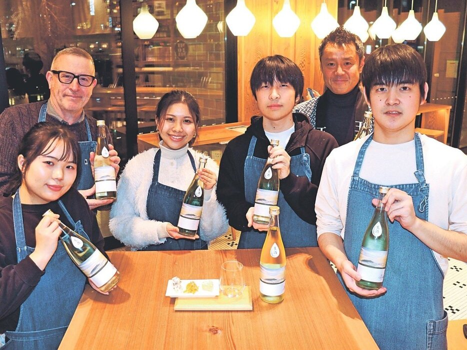 日本酒をＰＲする学生