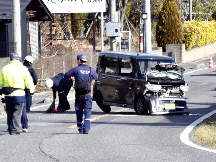 事故現場周辺を調べる署員ら＝21日正午ごろ、郡山市逢瀬町