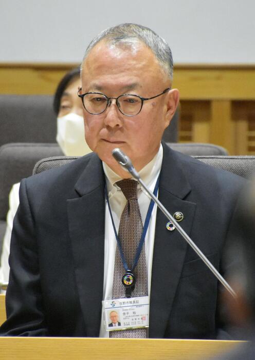 栃木県佐野市議会に出席した金子裕市長＝6日午前