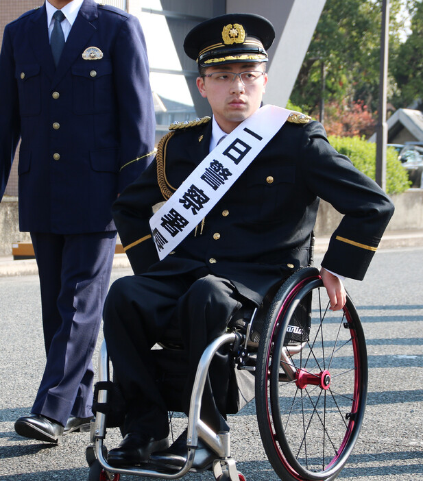 福岡県警朝倉署は３日、パリ・パラリンピック車いすラグビー金メダリストで朝倉市出身の草場龍治選手を一日署長に任命した。年末年始の事件事故防止に努めるべく、「安全で安心なまちづくりにトライを」と話した。