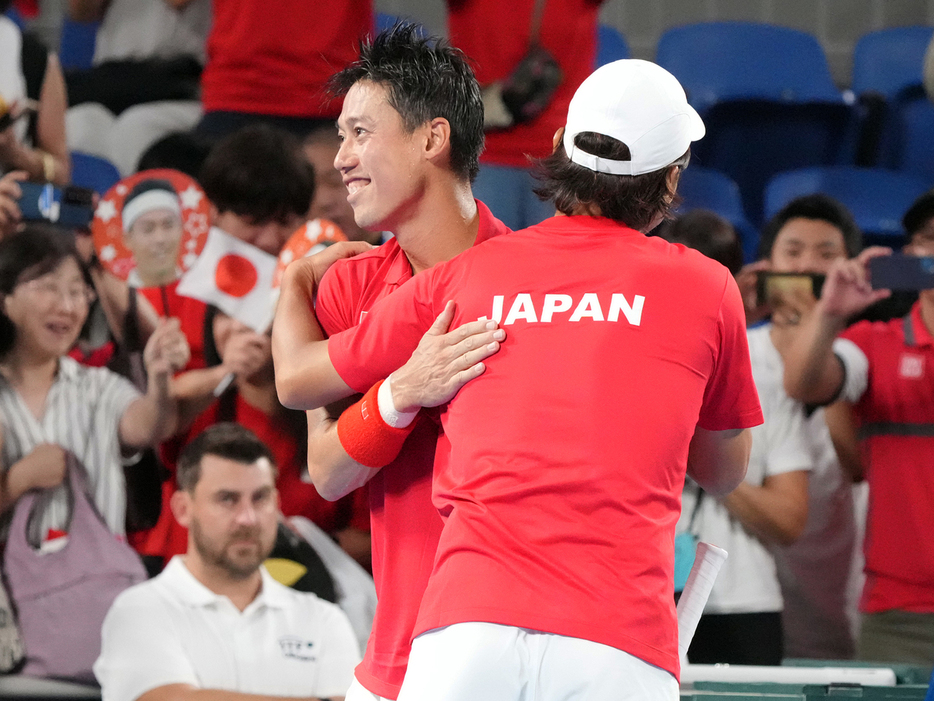 写真はワールドグループⅠコロンビア戦（東京・有明コロシアム）での添田豪監督（手前）と錦織圭（ユニクロ）（Getty Images）