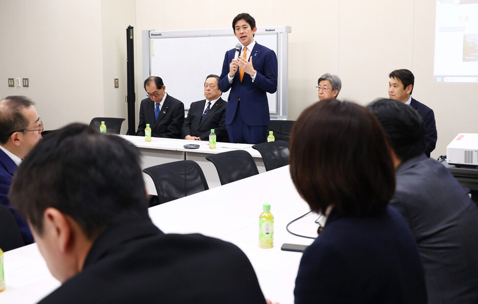 政策勉強会の初会合であいさつする自民党の小林鷹之元経済安全保障担当相（中央奥）＝１９日午後、国会内