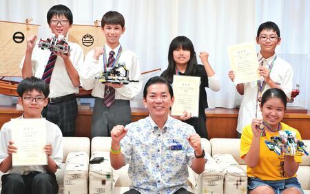 「ＷＲＯ　Ｊａｐａｎ　２０２４］沖縄予選会の入賞を報告し、全国大会への意気込みを語った小中学生ら＝１１月２１日、浦添市役所　