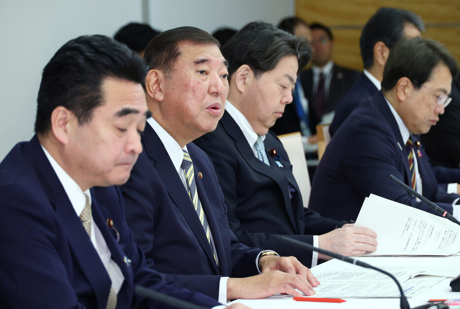 防災立国推進閣僚会議で発言する石破茂首相（左から２人目）＝２０日午前、首相官邸