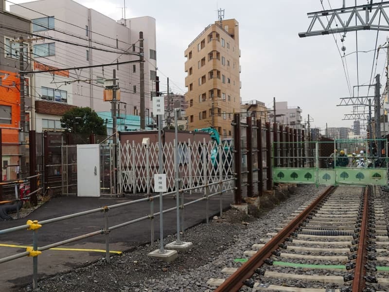 立石駅下り線脇には仮線がほぼ完成