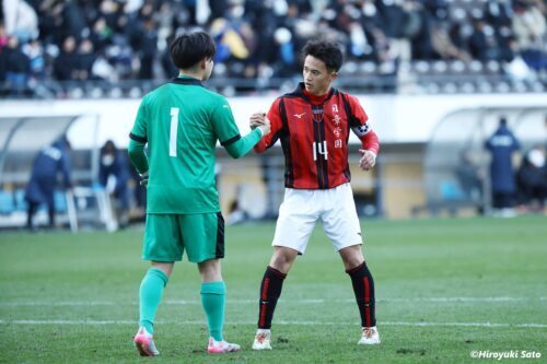 試合終了後、西目GK成田と握手をする日章学園FW高岡　[写真]=佐藤博之