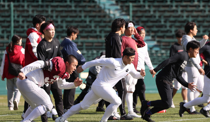 練習をする立命大の選手たち＝阪神甲子園球場で2024年12月12日、村田貴司撮影