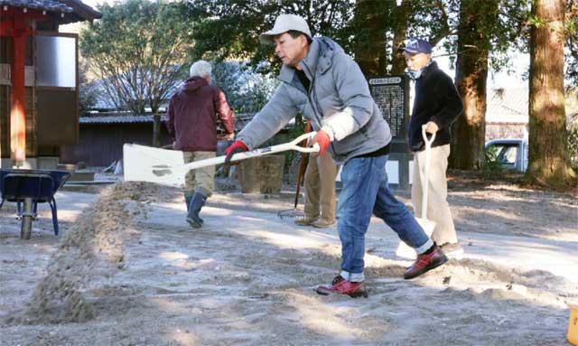 愛宕神社の境内にシラスをまいて清め、新年の準備をする氏子ら