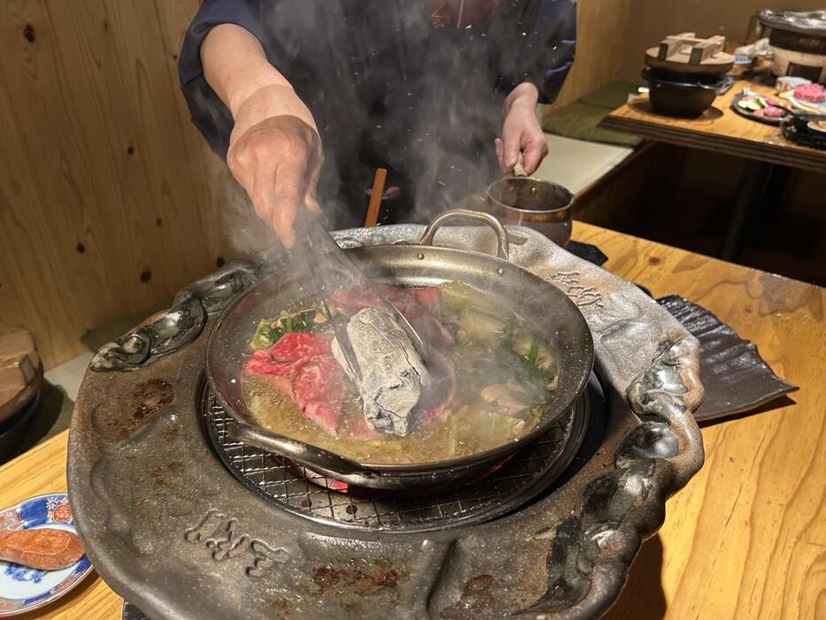 熱した炭で肉に香りを付ける様子