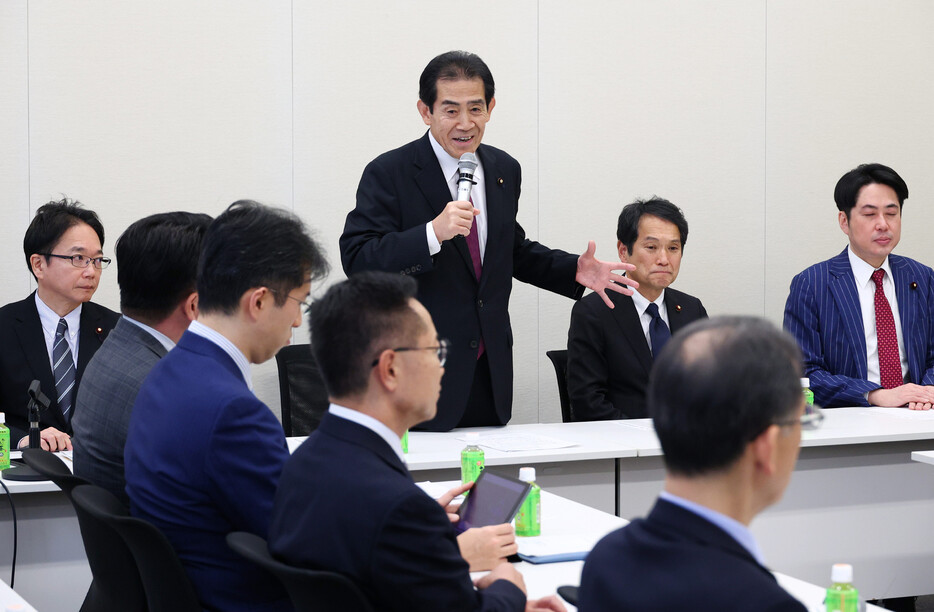 「選挙に関する各党協議会」の初会合であいさつする自民党の逢沢一郎選挙制度調査会長（中央奥）＝２３日午後、国会内