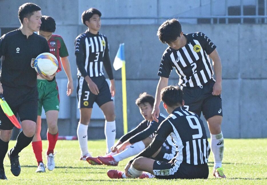 初戦敗退となり肩を落とす長崎総合科学大付の選手たち（撮影・冨永豊）