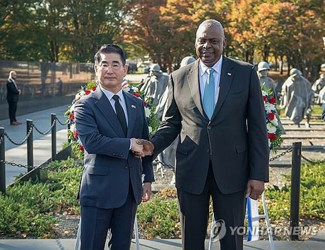 韓国の金龍顕・前国防部長官（左）と米国のオースティン国防長官（韓国国防部提供）＝（聯合ニュース）≪転載・転用禁止≫