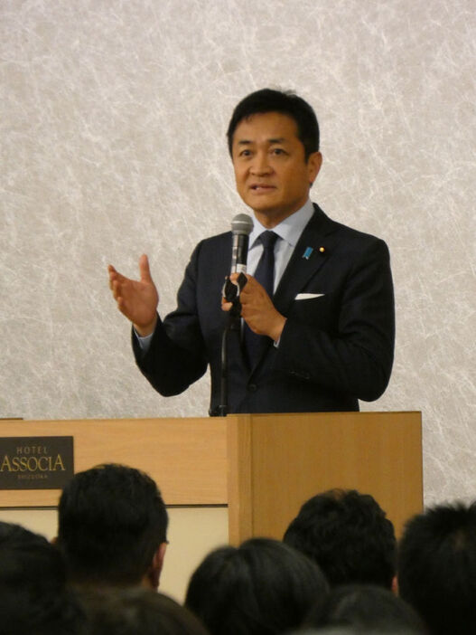 「年収の壁」を引き上げる必要性を強調する玉木雄一郎氏＝10日午後、静岡市葵区