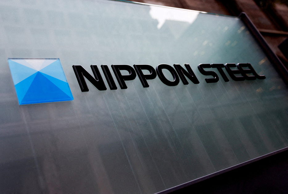 １２月２３日、対米外国投資委員会（ＣＦＩＵＳ）は、日本製鉄による米鉄鋼大手ＵＳスチール買収計画に関する国家安全保障上のリスクについて合意に達することができないとホワイトハウスに伝えた。写真は日鉄のロゴ。都内で４月撮影（２０２４年　ロイター/Issei Kato）