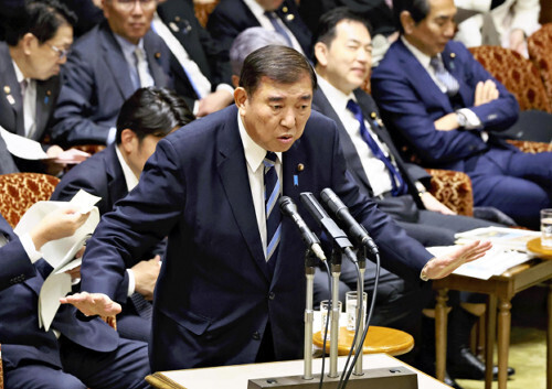 参院予算委員会で答弁する石破首相（６日、国会で）＝川口正峰撮影