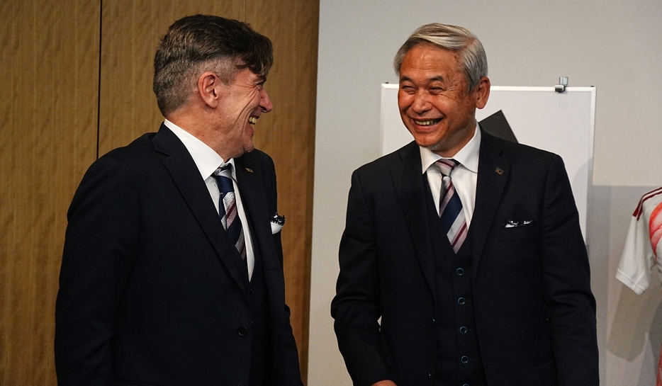 ニルス・ニールセン新監督（左）と佐々木則夫女子委員長（右）