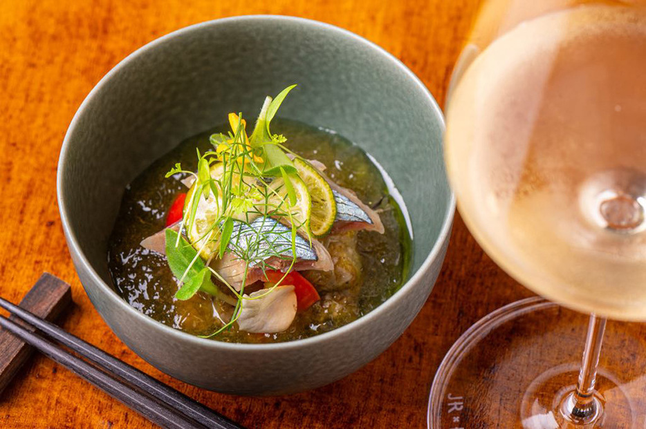 “秋刀魚と焼き茄子、酢橘とトマトのコンソメ”