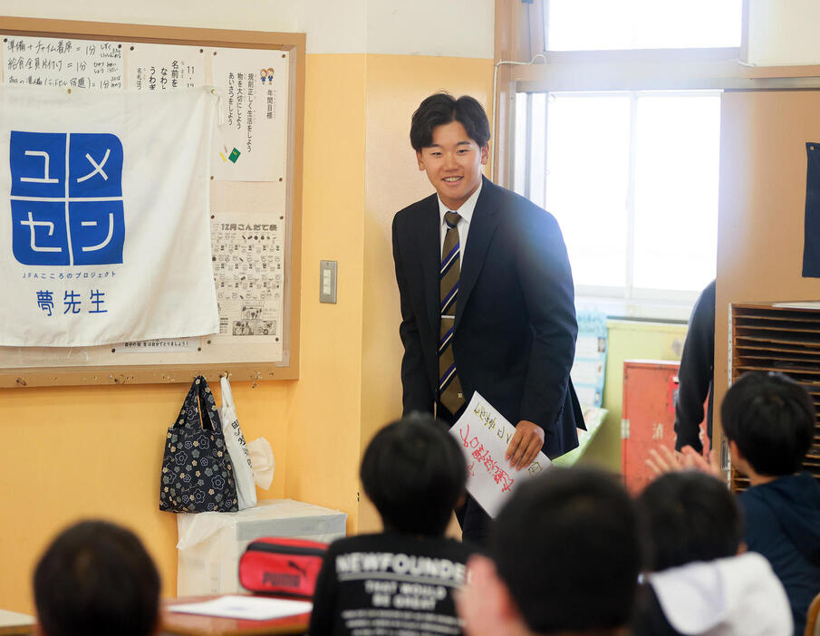 阪神門別は大阪の清高小学校で夢先生を務める（撮影・上山淳一）