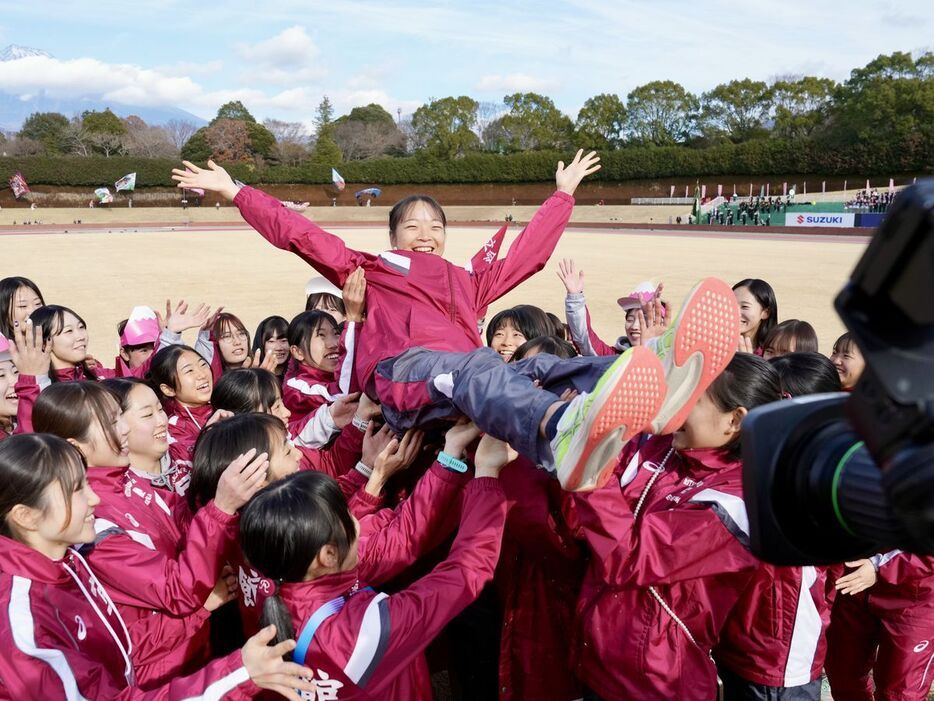 優勝し胴上げされる立命館大学・村松灯主将＝静岡県富士市（加藤圭祐撮影）