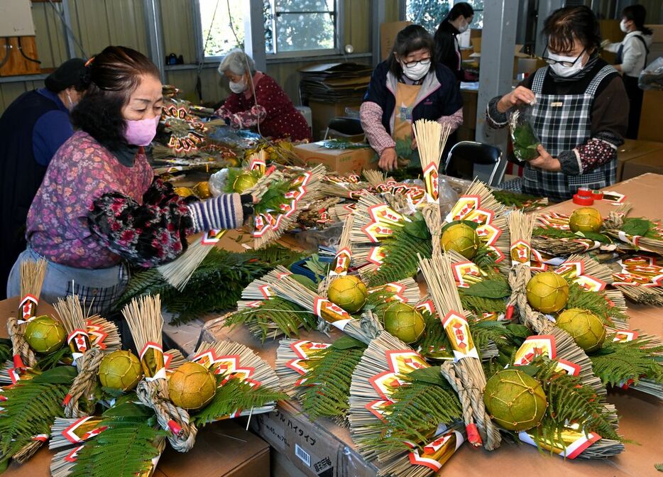 一つ一つ手作業で仕上げられるしめ飾り＝10日午前11時15分、宇都宮市金田町