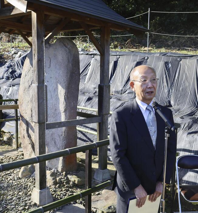 千々石ミゲルの墓石の前であいさつする浅田昌彦さん＝14日午前、長崎県諫早市