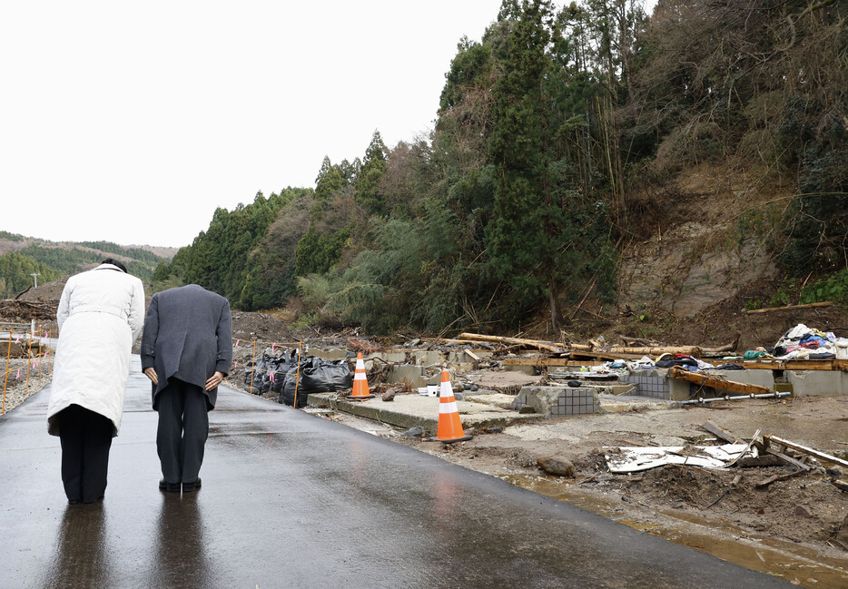 石川県輪島市久手川町の豪雨被災地で黙礼される天皇、皇后両陛下＝１７日午後（代表撮影）