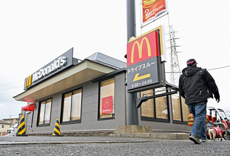 店内で中学生2人が刺された事件から一夜明け、休業し閑散とするマクドナルド322徳力店＝北九州市小倉南区で2024年12月15日午前10時56分、平川義之撮影