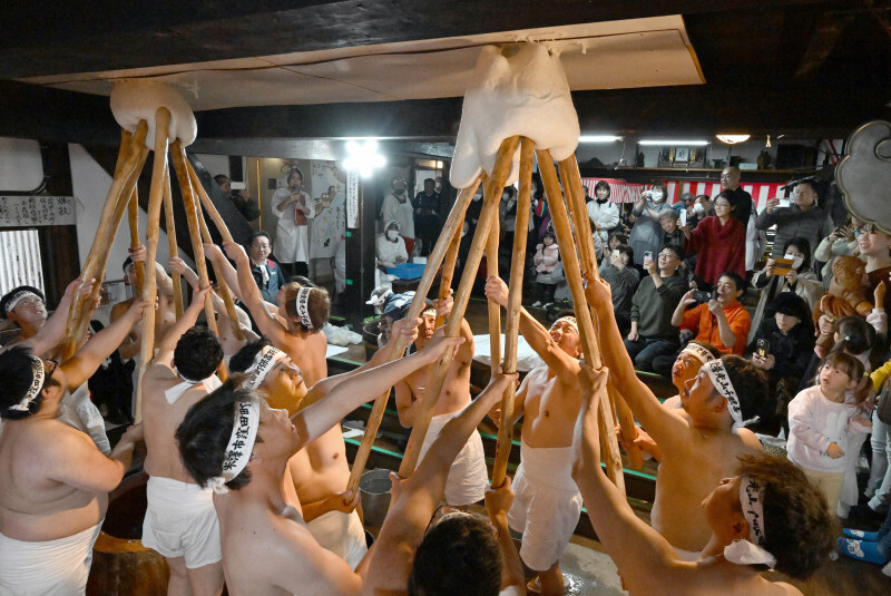 「裸餅つき」で天井に突き上げられた餅＝山形県米沢市の千眼寺で2024年12月4日、竹内幹撮影