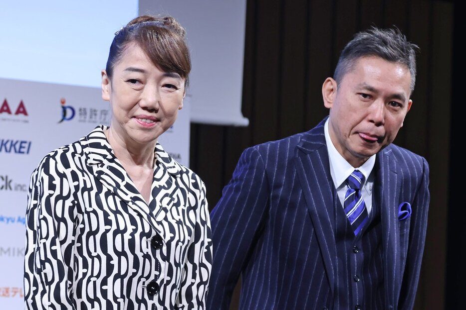 審査委員長の太田光(右)と太田光代社長