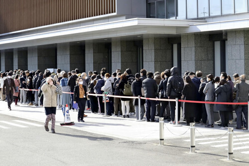 傍聴券を求め、地裁に並ぶ人たち（和歌山市で）