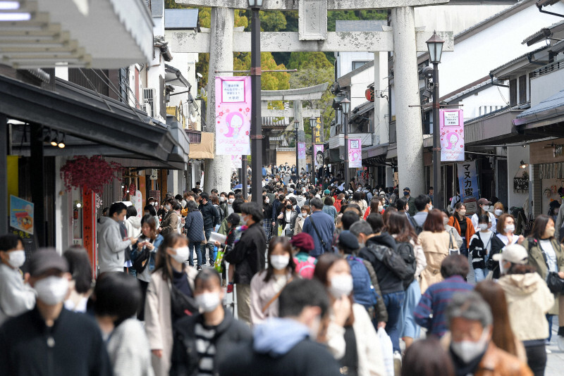 太宰府天満宮の参道を歩く多くの参拝客＝福岡県太宰府市で2022年4月2日午後1時20分、津村豊和撮影