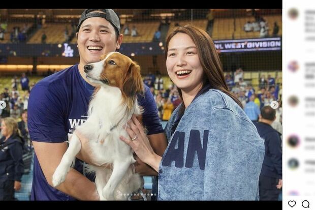 地区優勝後に投稿された大谷翔平と真美子さん、デコピンの家族写真（公式インスタグラムより）