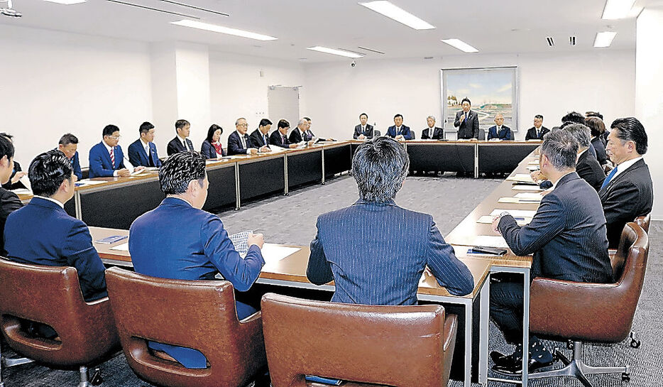 田畑氏への対応を協議した会合＝富山県議事堂