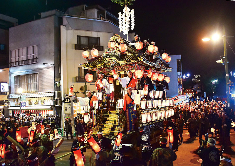 秩父神社を出発して御旅所へ向かう中近笠鉾＝3日午後7時ごろ、秩父市の本町交差点