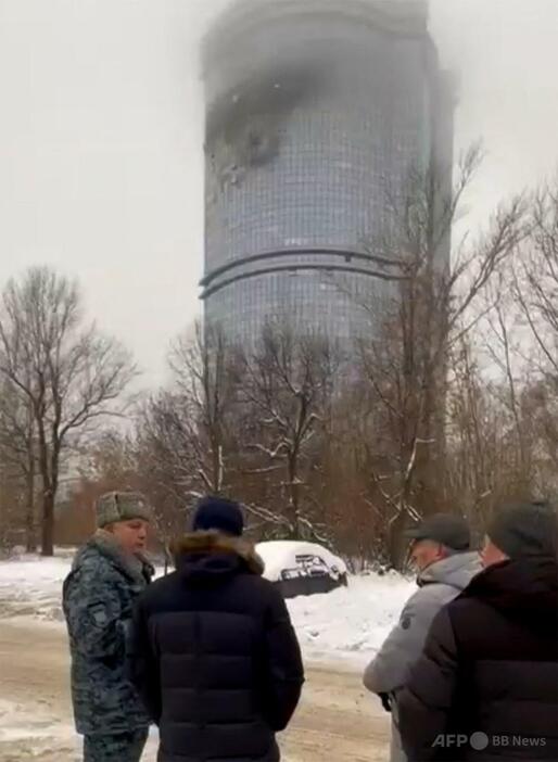 ロシア中部カザンで、無人機攻撃により損傷した住宅の前に立つ地元当局者。カザン市長執務室のテレグラムの公式アカウントより（2024年12月21日撮影）。【翻訳編集】 AFPBB News